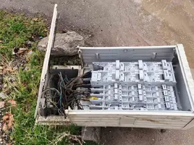 Devrilen elektrik trafosu ölüm saçıyor
