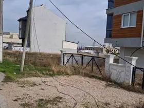 Devrilen internet direğinin çevreye dağılan kabloları risk oluşturuyor
