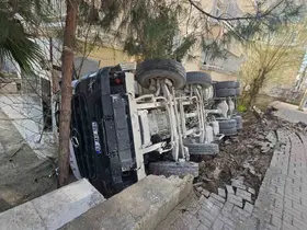 Devrilen mikserde sıkışan sürücü kurtarıldı
