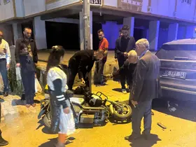 Devrilen motosikletin sürücüsü, otomobilin altında sıkıştı
