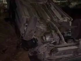 Devrilen otomobildeki kadın öldü, eşi ve oğlu yaralandı
