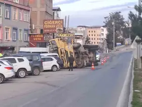 Devrilen tır park halindeki 7 araca çarptı
