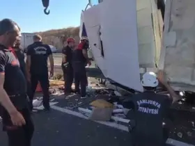 Devrilen tırda sıkışan sürücüyü ekipler kurtardı
