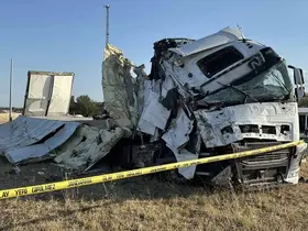 Devrilen tırdaki tonlarca üzüm yola saçıldı
