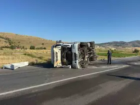 Devrilen tırın sürücüsü yaralandı
