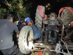 Devrilen traktörün altında kalan sürücü kurtarıldı
