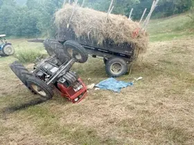 Devrilen traktörün altında kalan sürücü yaşam mücadelesini kaybetti
