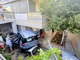 Didim’de araç evin bahçesine uçtu
