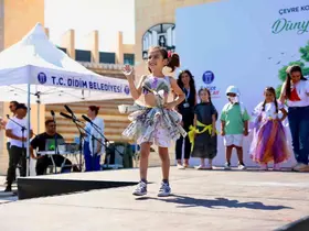Didim’de minik tasarımcılar geri dönüşüm defilesiyle çevreye dikkat çekti
