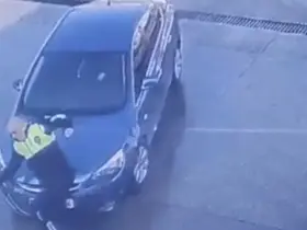 Dikkatsiz sürücünün polise çarpma anı kamerada
