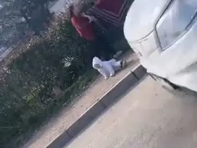 Dilenci kadınların kavgası kamerada: Kucağındaki bebek yere düştü
