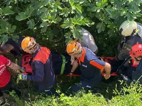 Direksiyonu kilitlenen otomobil, demirleri parçalayıp 80 metreden uçtu
