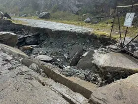 Diyarbakır ve Malatya’yı birbirine bağlayan köprünün karayla bağlantısındaki hasara rağmen üstünde yürüdüler
