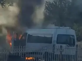 Diyarbakır’da alevlere teslim olan minibüs küle döndü
