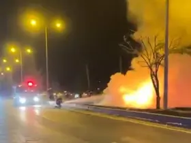 Diyarbakır’da alevlere teslim olan otomobilin sürücüsü yaralandı
