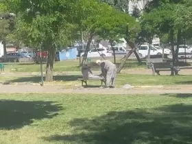 Diyarbakır’da amcalar yaşlarına aldırış etmeden parkta mekik çekti
