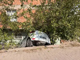 Diyarbakır’da araç istinat duvarından aşağı düştü

