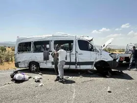 Diyarbakır’da düğün hazırlığında olan ailenin minibüsü devrildi: 3 ölü, 11 yaralı
