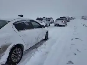 Diyarbakır’da iki gündür devam eden kar trafiği felç etti
