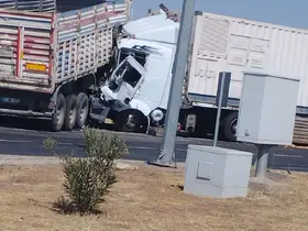 Diyarbakır’da iki tır çarpıştı: 2 yaralı
