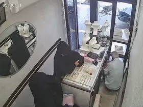 Diyarbakır’da kadınlar kuyumcudan 2,5 kilo altın çaldı
