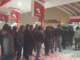 Diyarbakır’da karda mahsur kalanlara sıcak çorba desteği
