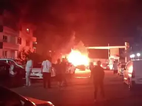 Diyarbakır’da park halindeki araç alev topuna döndü

