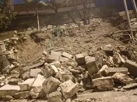 Diyarbakır’da sağanak nedeni ile istinat duvarı çöktü
