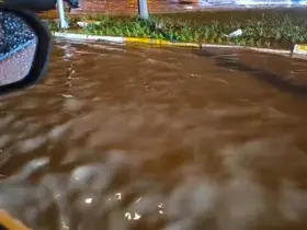 Diyarbakır’da sağanak yolları göle çevirdi
