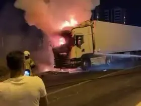 Diyarbakır’da seyir halindeki tır alevlere teslim oldu
