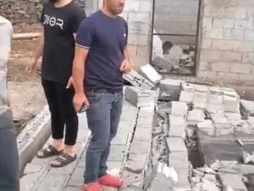 Diyarbakır’da şiddetli rüzgarda duvar yıkıldı, ahır çatısı çöktü
