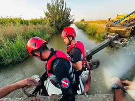 Diyarbakır’da su kanalına uçan otomobilin sürücüsü sağ olarak kurtarıldı
