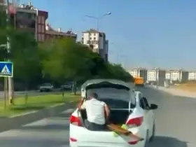 Diyarbakır’da tehlikeli yolculuklar kamerada: Biri bagaj girdi, diğeri bagaj kapısında oturup ilerledi
