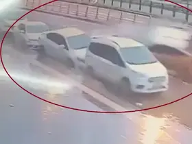 Diyarbakır’da ticari taksinin 3 otomobile çarptığı kaza kamerada
