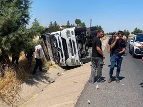 Diyarbakır’da tır devrildi: 1 yaralı
