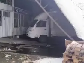 Diyarbakır’da yoğun kar çatıları devirdi
