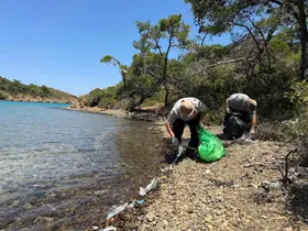 Doğa için el ele verdiler, Balıkaşıran koyunu temizlediler
