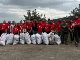 Doğa için yürüyen gençler 40 çuval çöp topladı
