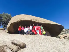 Doğa tutkunları milyar yıllık kayaları keşfetti
