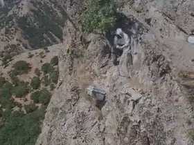 Doğal bal için kayalıklardan sarkıtılan kovanda sağım zamanı
