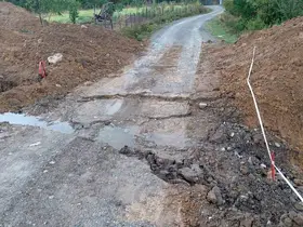 Doğalgaz çalışması sonucu bozulan yollar tehlike oluşturuyor
