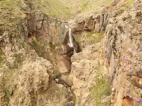 Doğanın bir armağanı gibi duran şelale görenleri mest etti
