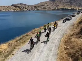 Doğaseverler Van Gölü’nün saklı cennetine pedal çevirdi
