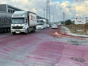 Dökülen boya yolu kırmızıya boyadı
