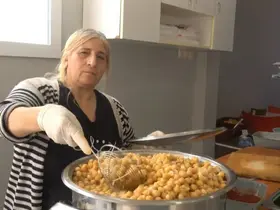 Döneri ile meşhur Hatay’da nohut dürümcü kadın vatandaşların damak lezzetini değiştirdi
