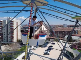 Dönme dolabın zirvesinde macera dolu saç kesimi
