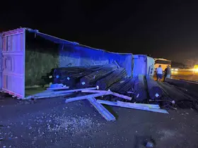 Dörtyol’da demir yüklü tır devrildi
