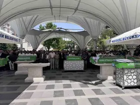 Düğün konvoyundaki kazada hayatını kaybeden genç kadın toprağa verildi

