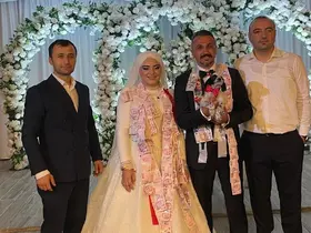 Düğünde altın yerine köpek taktı
