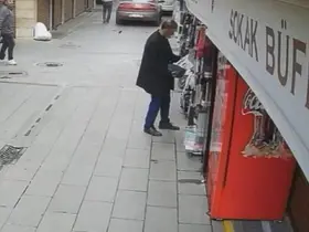 Dükkanın önündeki fanlı ısıtıcıyı bakıyormuş gibi yapıp alıp gitti